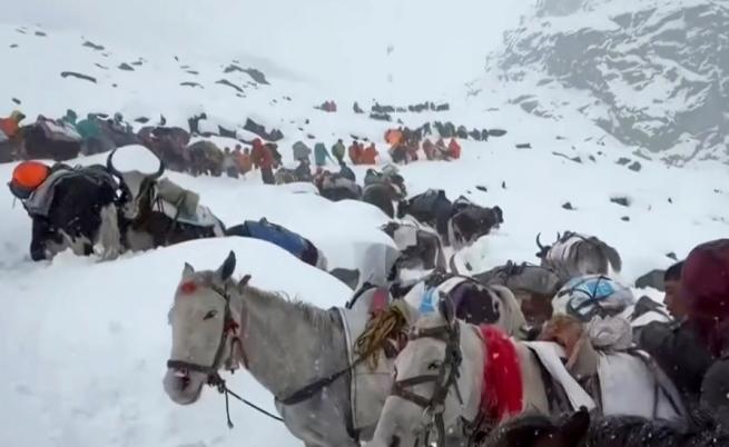 Щастлива развръзка: Евакуираха всички блокирани на Еверест алпинисти Щастлива развръзка: Евакуираха всички блокирани на Еверест алпинисти