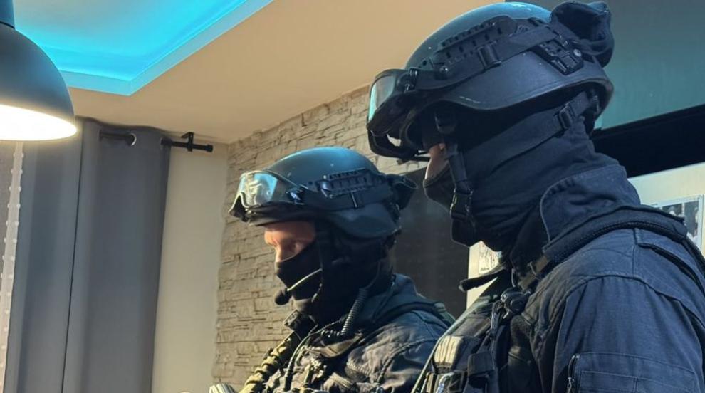 Мистерия в Казанлък: Мъж е открит в безпомощно състояние в дома му, иззети са боеприпаси и оръжие