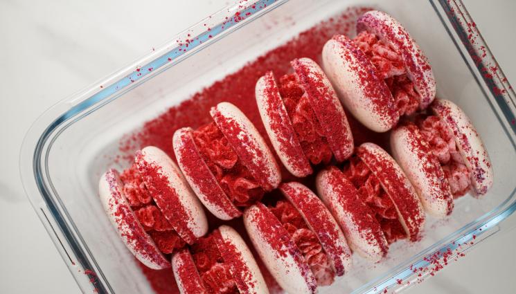 френски макарони - ЗЛАТНО ВРЕМЕ: В кухнята на „Предателство“: Френски макарони „Червено кадифе“ от шеф Юмит (РЕЦЕПТА)