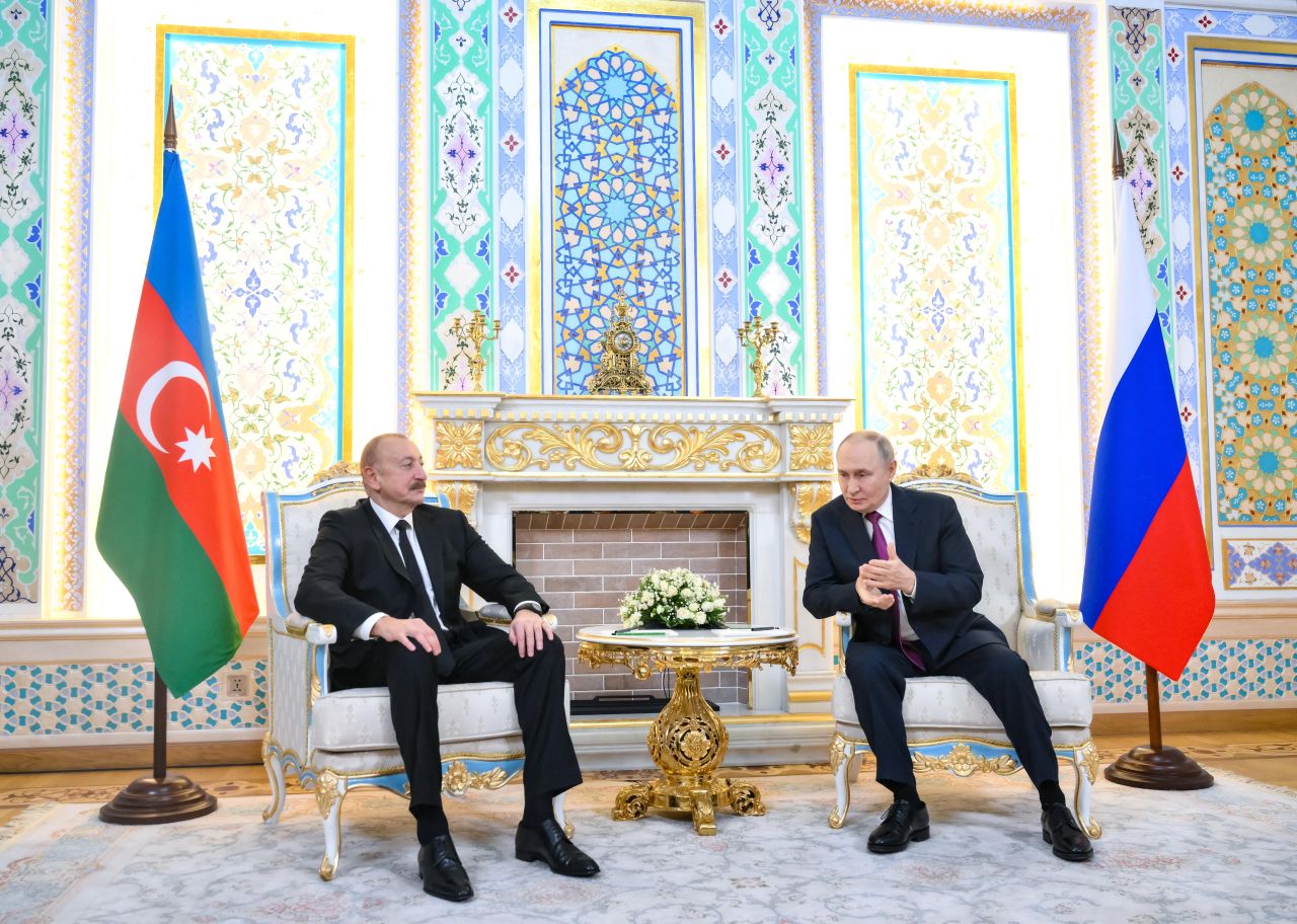 <p>Руският президент Владимир Путин е на посещение в Таджикистан, където се срещна с президента Емомали Рахмон и азербайджанския лидер Илхам Алиев</p>