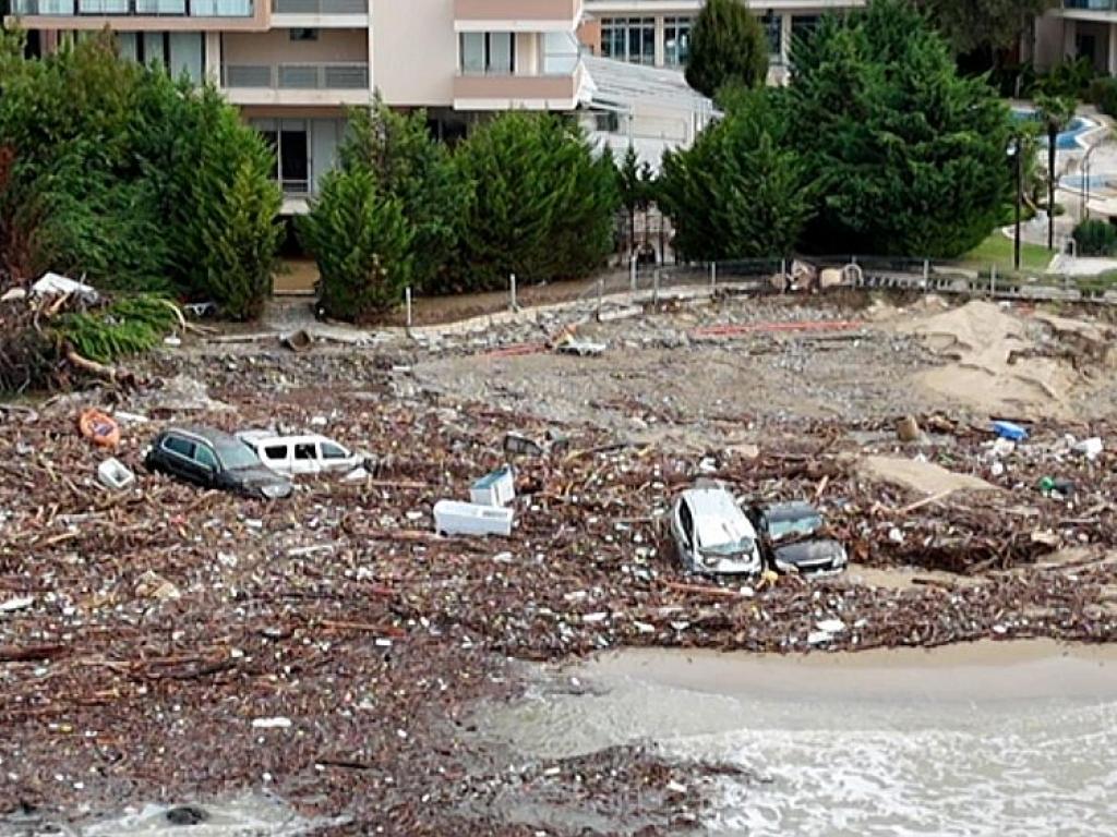 Наводнение във вилно селище "Елените"