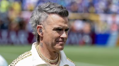 Robbie Williams разказва за противоречието между красотата и славата с “Pretty Face”