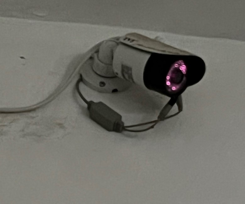 камера в училищна тоалетна