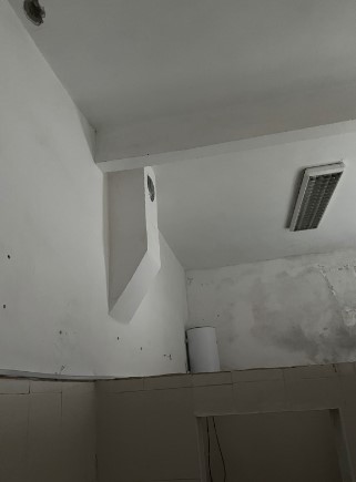 камера в училищна тоалетна