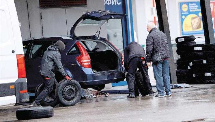 Гуми Гумаджии - ЗАРАДИ ПОДРАНИЛАТА ЗИМА: Не е за вярване колко удари смяната на гуми!