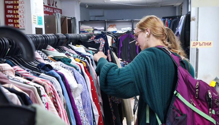 Дрехи - ЗА ГОДИНА: Изхвърляме 8000 тира с дрехи!