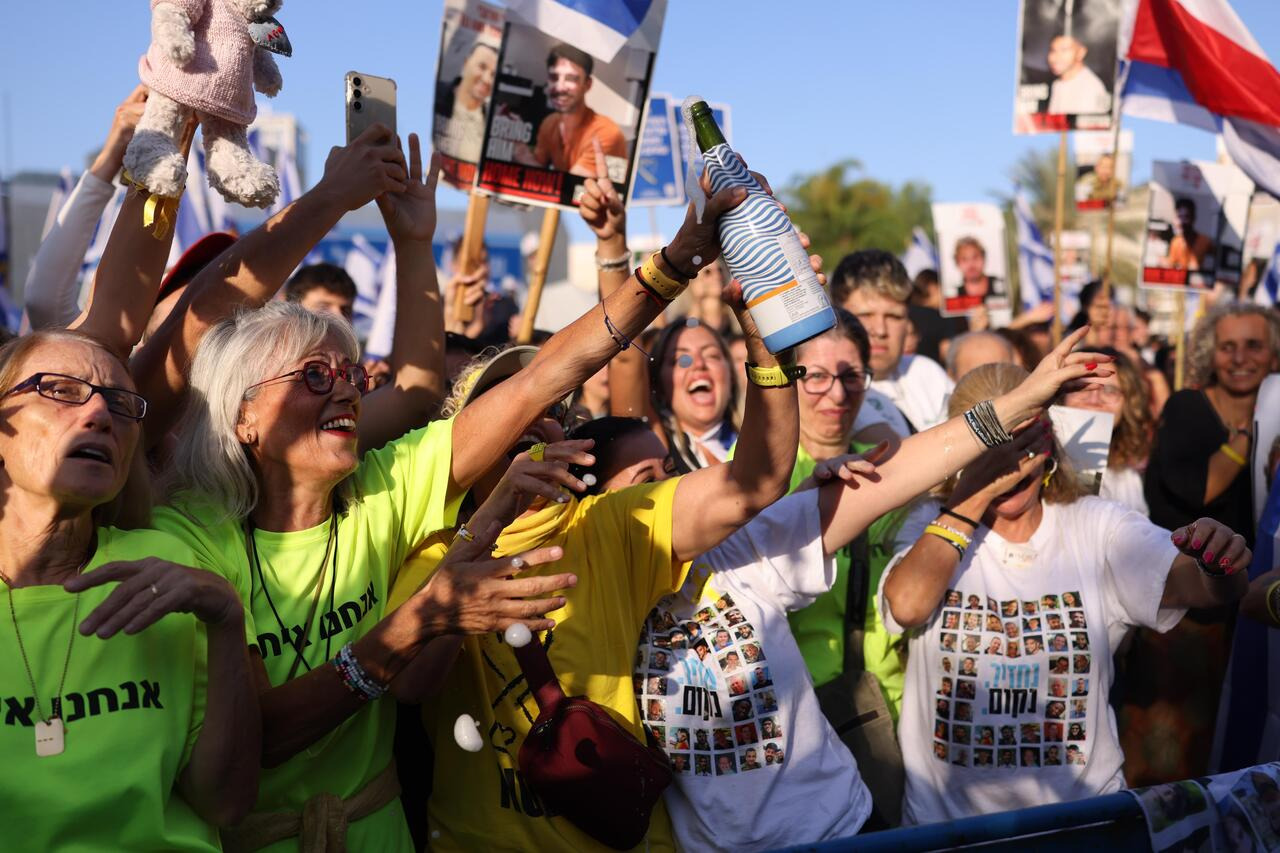 <p>&quot;Хамас&quot; предаде 7 заложници на Червения кръст.</p>