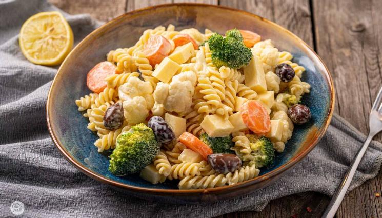 рецепти - Гответе с matekitchen.com: Вкусът и цветът на разнообразието в една хапка – това е пъстрата салата с паста, броколи и карфиол (ВИДЕО)