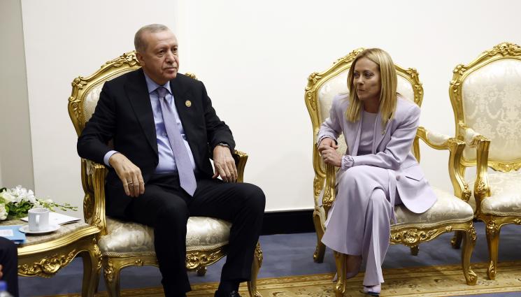 ердоган мелони - Ердоган към Мелони: Трябва да те откажа от цигарите!