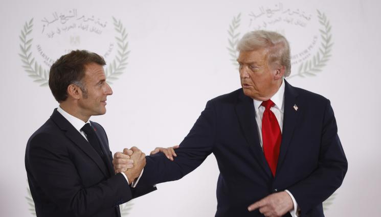 тръмп макрон - Тръмп подиграва Макрон пред света!