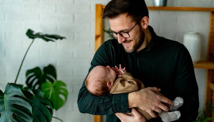 d - За да помагат за бебето: Увеличават дните за бащинство