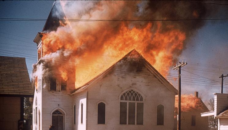 пожар църква - ИСТИНСКО ЧУДО: Икона на Христос оцеля след пожар в параклис!