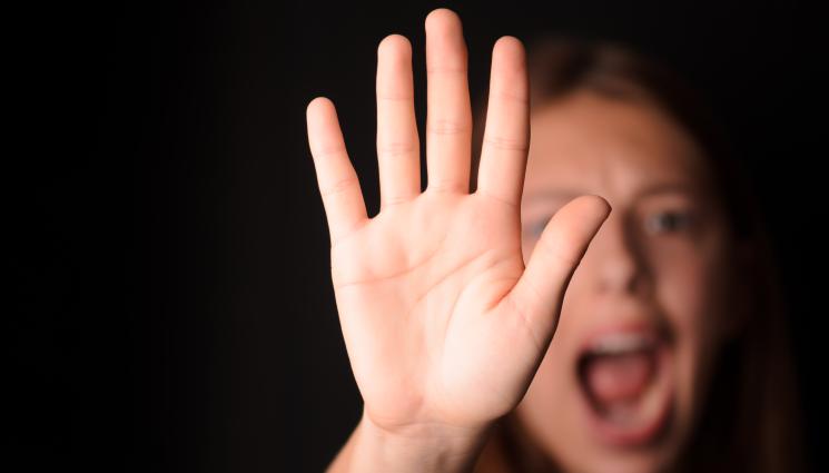 бой момиче - НАД ЗАКОНА: Щерка на ченге маризи съученици за пари! (СНИМКА+ВИДЕО)