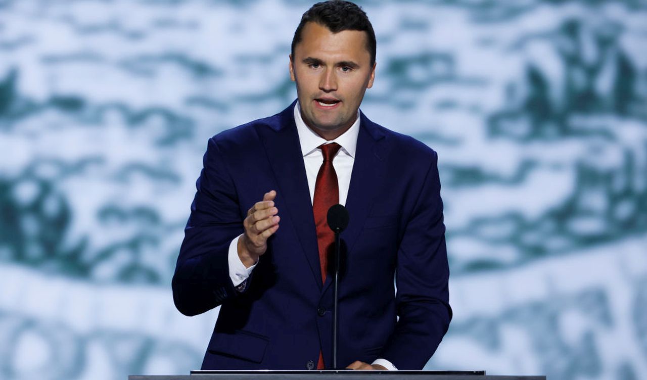 <p>Консервативният активист Чарли Кърк беше застрелян по време на лекция в университет в Юта. Посмъртно получи Президентски медал на свободата от Доналд Тръмп.</p>