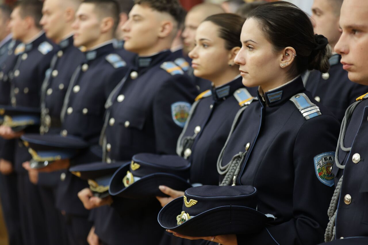 <p>Държавният глава и върховен главнокомандващ на въоръжените сили Румен Радев удостои с Почетния знак на президента генерал-майор от резерва Иван Парапунов, подполковник Стефан Стефанов и майор Димитър Григоров за принос към националната сигурност.</p>