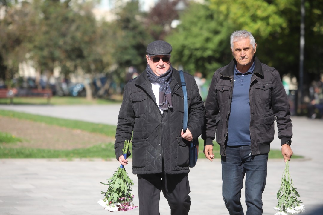 <p>Близки и приятели се събраха в храм &ldquo;Свети Седмочисленици&rdquo; в София, за да се сбогуват с Добромир Жечев. Легендата на българския футбол ни напусна на 82-годишна възраст на 12 октомври 2025 година.</p>