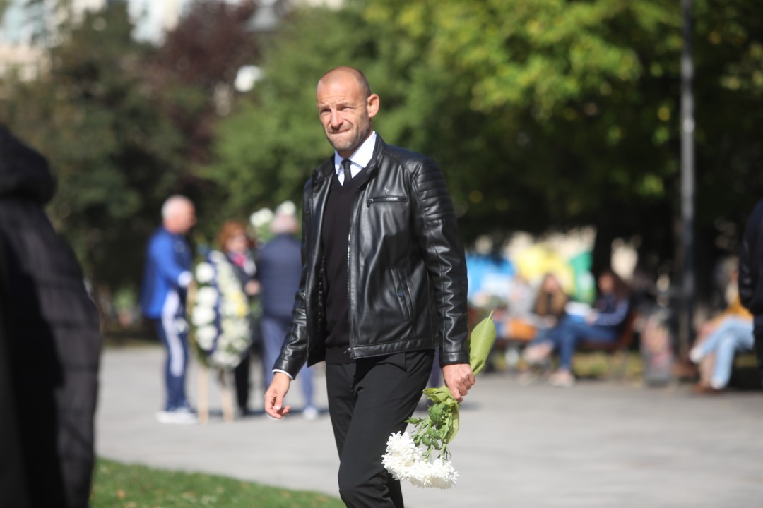 <p>Близки и приятели се събраха в храм &ldquo;Свети Седмочисленици&rdquo; в София, за да се сбогуват с Добромир Жечев. Легендата на българския футбол ни напусна на 82-годишна възраст на 12 октомври 2025 година.</p>