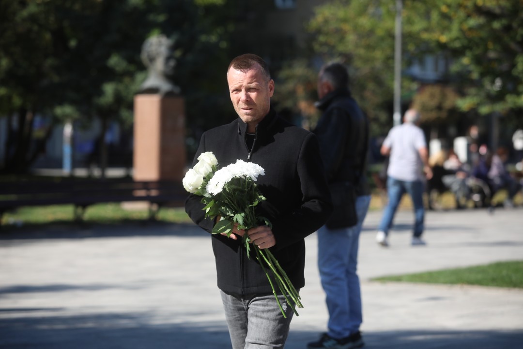 <p>Близки и приятели се събраха в храм &ldquo;Свети Седмочисленици&rdquo; в София, за да се сбогуват с Добромир Жечев. Легендата на българския футбол ни напусна на 82-годишна възраст на 12 октомври 2025 година.</p>