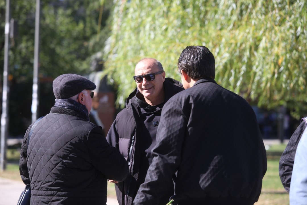 <p>Близки и приятели се събраха в храм &ldquo;Свети Седмочисленици&rdquo; в София, за да се сбогуват с Добромир Жечев. Легендата на българския футбол ни напусна на 82-годишна възраст на 12 октомври 2025 година.</p>