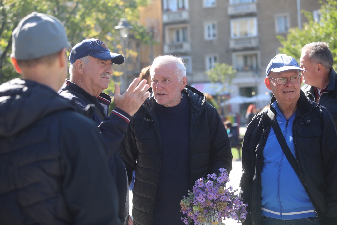 <p>Близки и приятели се събраха в храм &ldquo;Свети Седмочисленици&rdquo; в София, за да се сбогуват с Добромир Жечев. Легендата на българския футбол ни напусна на 82-годишна възраст на 12 октомври 2025 година.</p>
