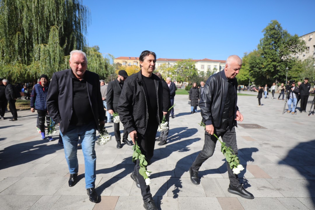 <p>Близки и приятели се събраха в храм &ldquo;Свети Седмочисленици&rdquo; в София, за да се сбогуват с Добромир Жечев. Легендата на българския футбол ни напусна на 82-годишна възраст на 12 октомври 2025 година.</p>