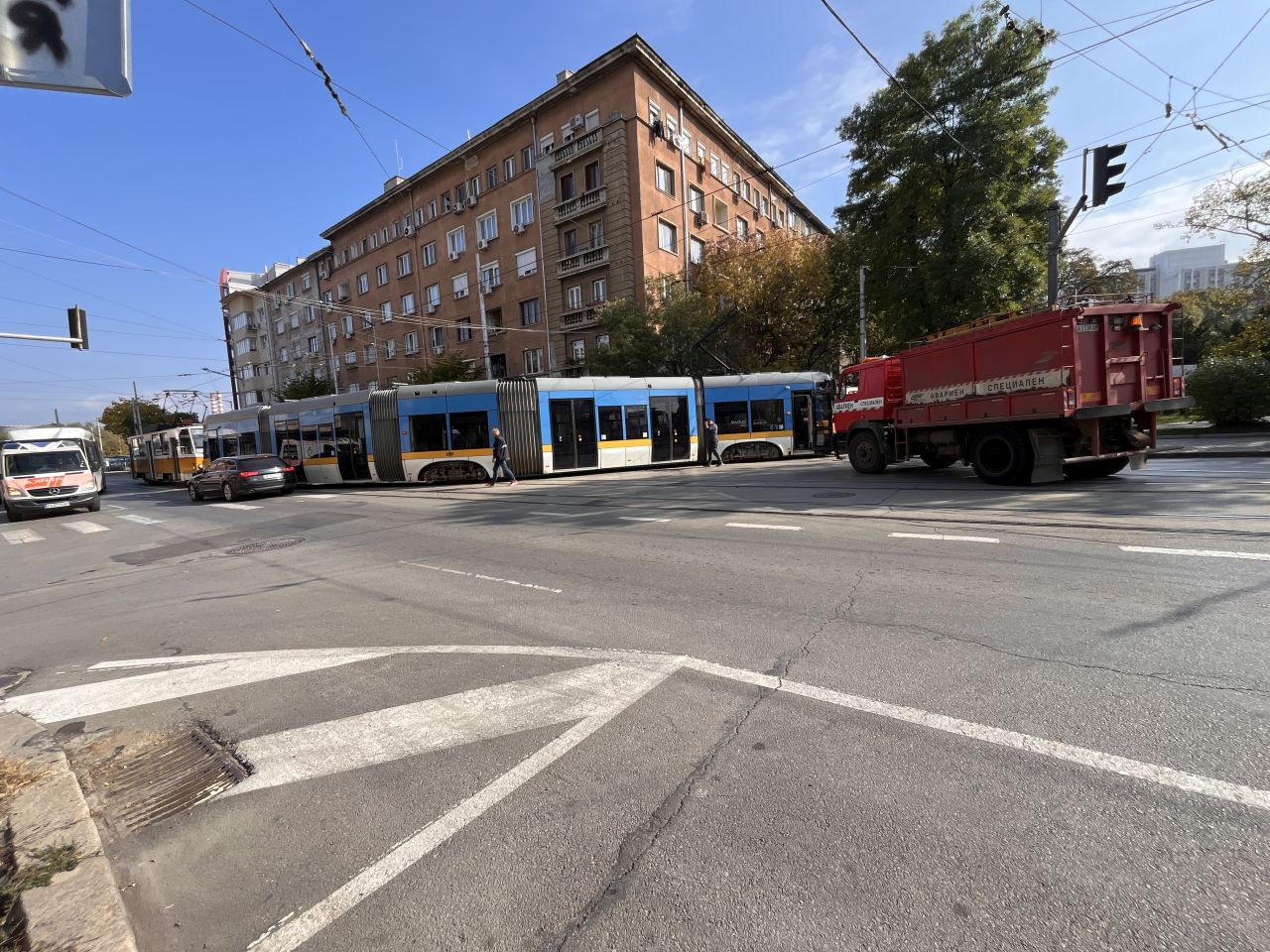 <p>Два трамвая се сблъскаха на кръстовището на бул. &quot;Христо Ботев&quot; и ул. &quot;Струга&quot; в София. На място са полиция и аварийни екипи, движение временно спряно, няма пострадали</p>