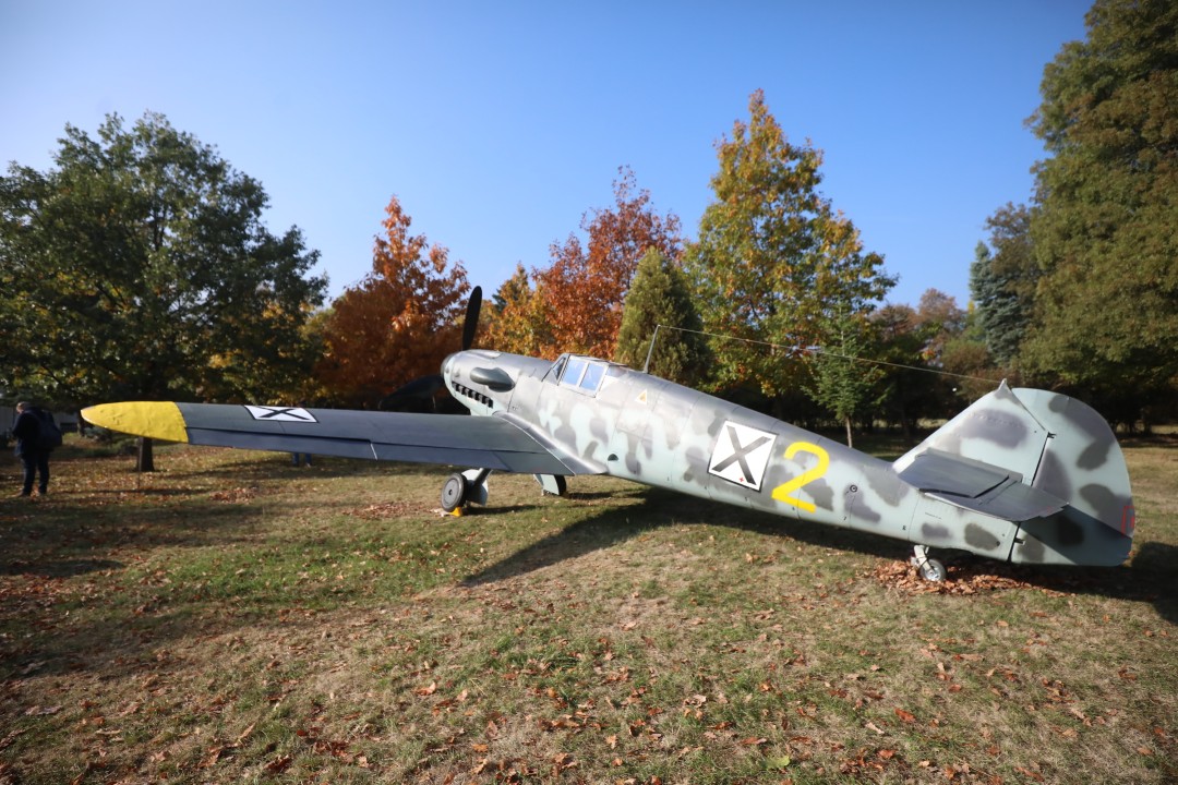 <p>На 20 декември 1943 г. капитан Димитър Списаревски извършва героичен таран над София, защитавайки родното небе с цената на живота си. Тази галерия е посветена на тържественото откриване на копие на неговия самолет в Националния исторически музей, създадено с любов и преданост от Асоциацията за история и бъдеще на българската авиация, випуск 1995 г. на ВВВУ &bdquo;Георги Бенковски&ldquo; и множество родолюбиви българи. Снимките улавят духа на събитието, отдавайки почит на честта, дълга и безсмъртния подвиг на един истински герой.</p>