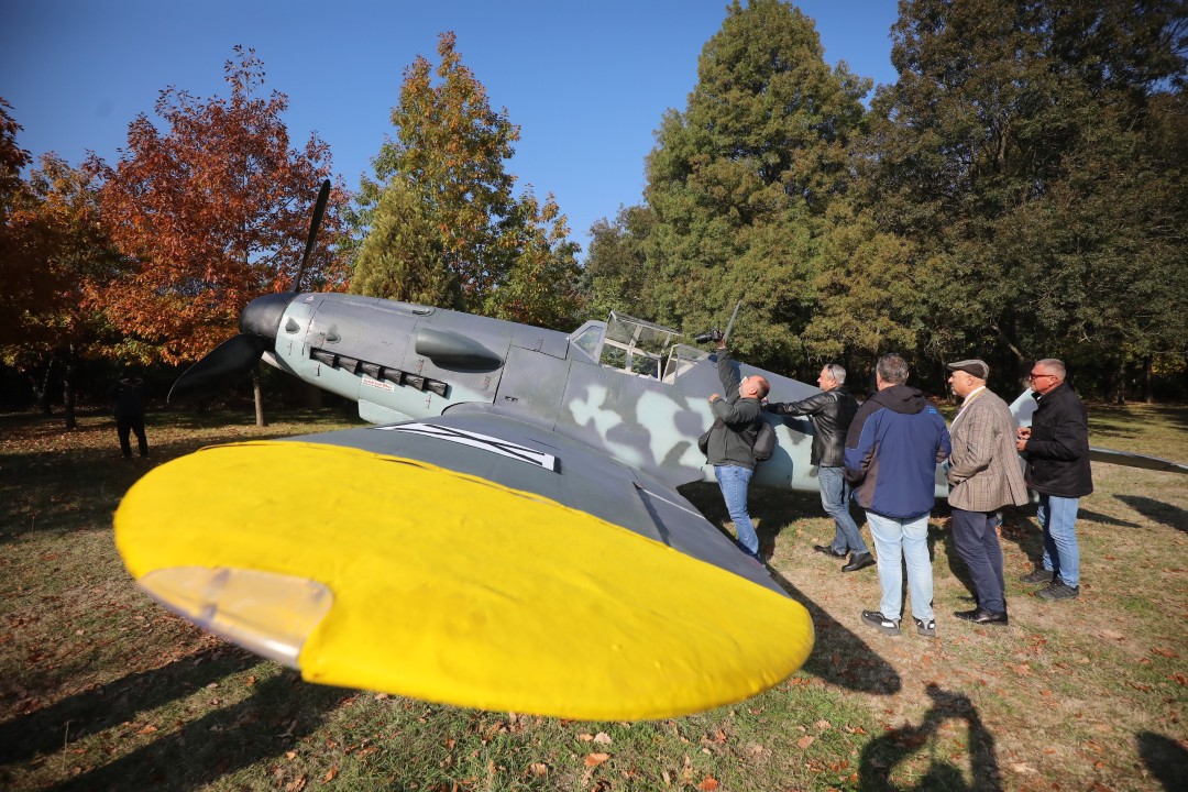 <p>На 20 декември 1943 г. капитан Димитър Списаревски извършва героичен таран над София, защитавайки родното небе с цената на живота си. Тази галерия е посветена на тържественото откриване на копие на неговия самолет в Националния исторически музей, създадено с любов и преданост от Асоциацията за история и бъдеще на българската авиация, випуск 1995 г. на ВВВУ &bdquo;Георги Бенковски&ldquo; и множество родолюбиви българи. Снимките улавят духа на събитието, отдавайки почит на честта, дълга и безсмъртния подвиг на един истински герой.</p>