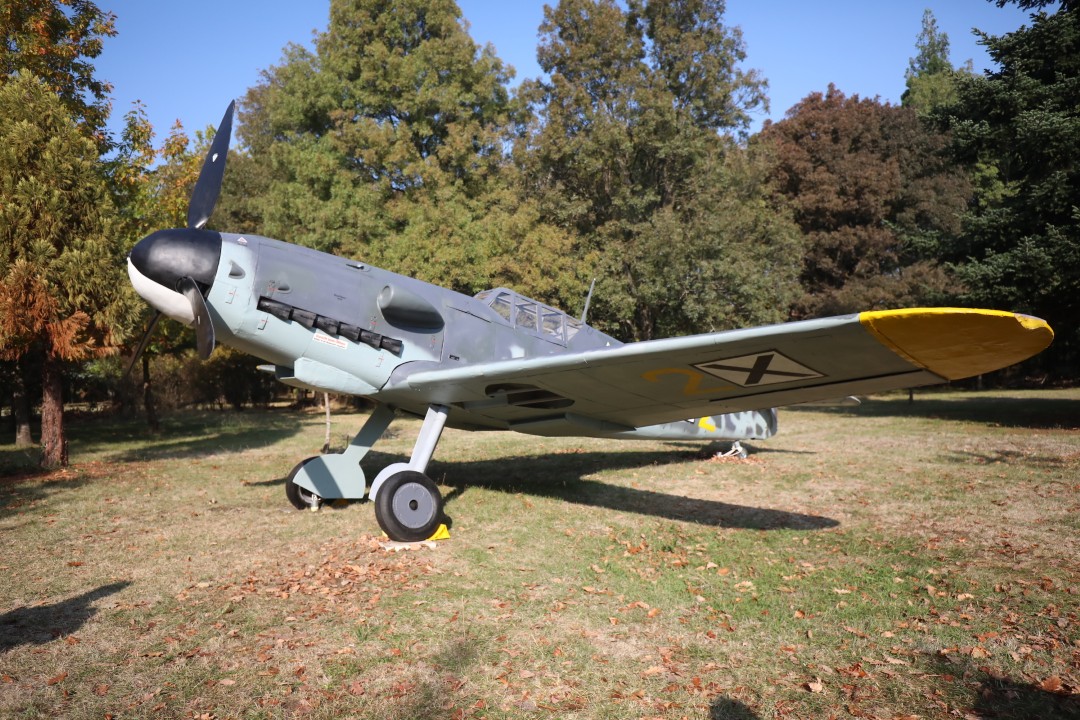 <p>На 20 декември 1943 г. капитан Димитър Списаревски извършва героичен таран над София, защитавайки родното небе с цената на живота си. Тази галерия е посветена на тържественото откриване на копие на неговия самолет в Националния исторически музей, създадено с любов и преданост от Асоциацията за история и бъдеще на българската авиация, випуск 1995 г. на ВВВУ &bdquo;Георги Бенковски&ldquo; и множество родолюбиви българи. Снимките улавят духа на събитието, отдавайки почит на честта, дълга и безсмъртния подвиг на един истински герой.</p>