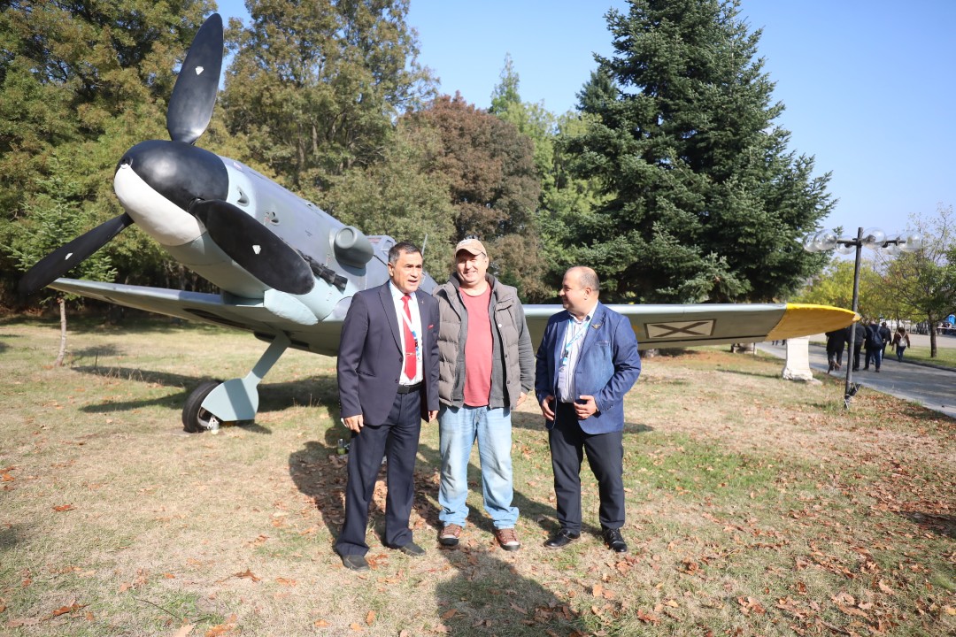 <p>На 20 декември 1943 г. капитан Димитър Списаревски извършва героичен таран над София, защитавайки родното небе с цената на живота си. Тази галерия е посветена на тържественото откриване на копие на неговия самолет в Националния исторически музей, създадено с любов и преданост от Асоциацията за история и бъдеще на българската авиация, випуск 1995 г. на ВВВУ &bdquo;Георги Бенковски&ldquo; и множество родолюбиви българи. Снимките улавят духа на събитието, отдавайки почит на честта, дълга и безсмъртния подвиг на един истински герой.</p>