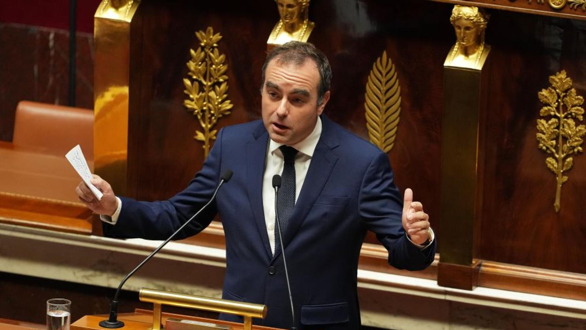 Френското правителство оцеля днес след първия от двата вота на