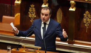 Правителството на Франция оцеля и след двата вота на недоверие
