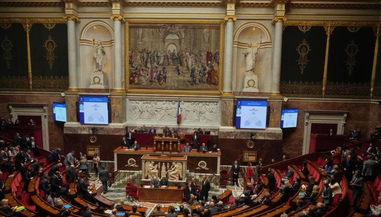 франция - Правителството на Льокорню оцеля на КОСЪМ при два вота на недоверие!