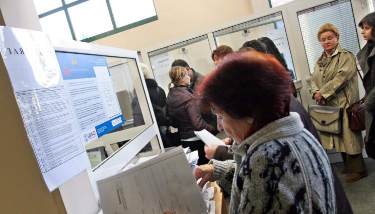 в - ЗА ДА СЕ ПРЕДОТВРАТЯТ ИЗМАМИ: Ограничават достъпа до имотния регистър!