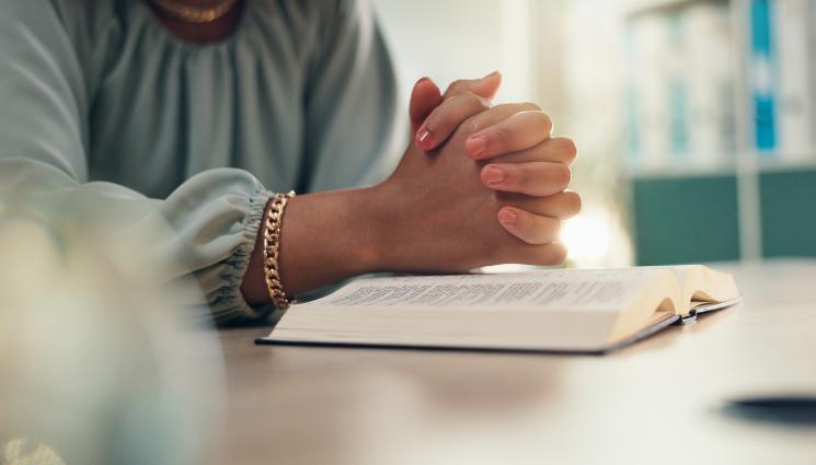 молитва - БЕЗБОЖНО! Група измамници цака вярващи с