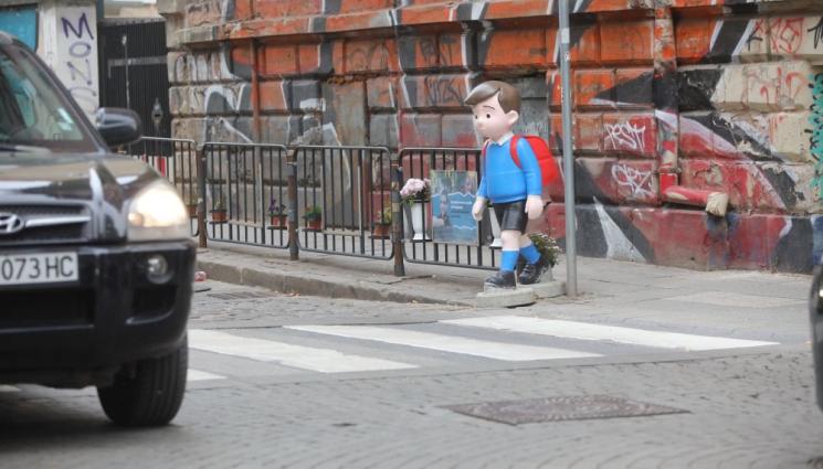 фигури - Глобиха студента, поставил детски фигури на опасни пешеходни пътеки в София