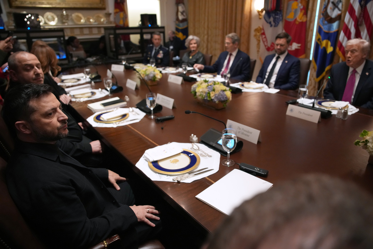 <p>Украинският президент Володимир Зеленски разговаря с американския президент Доналд Тръмп в Белия дом.</p>