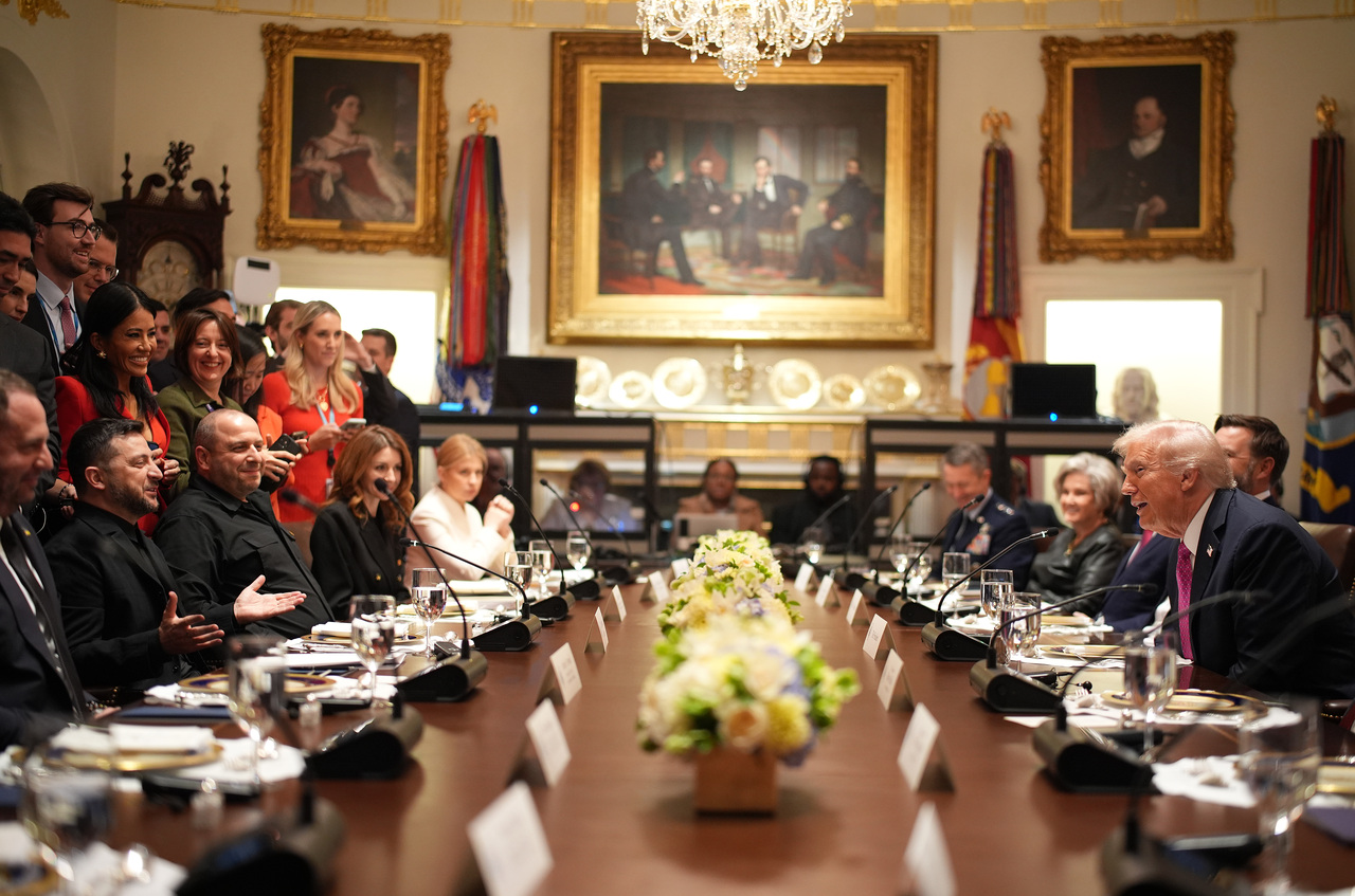 <p>Украинският президент Володимир Зеленски разговаря с американския президент Доналд Тръмп в Белия дом.</p>