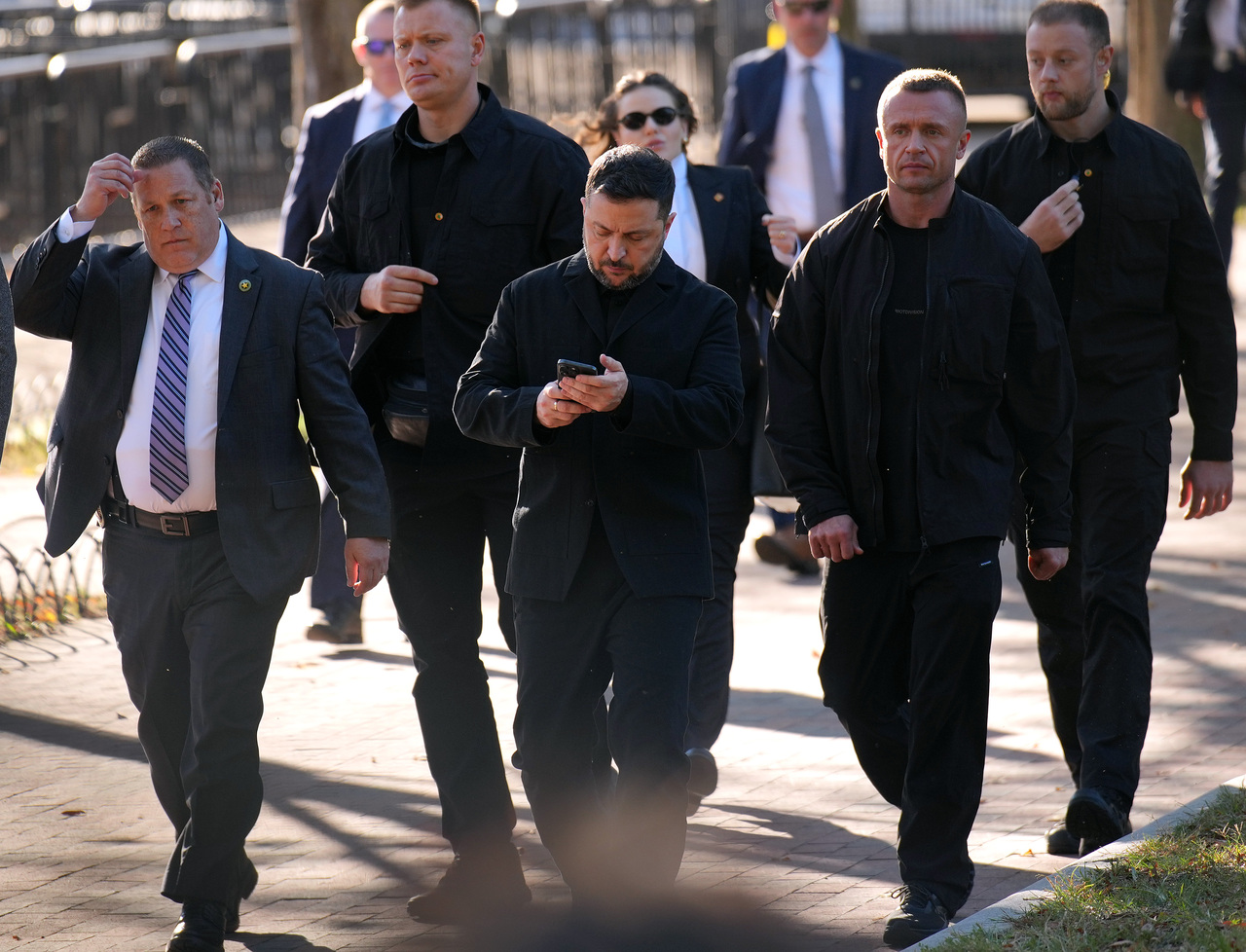 <p>Украинският президент Володимир Зеленски разговаря с американския президент Доналд Тръмп в Белия дом.</p>