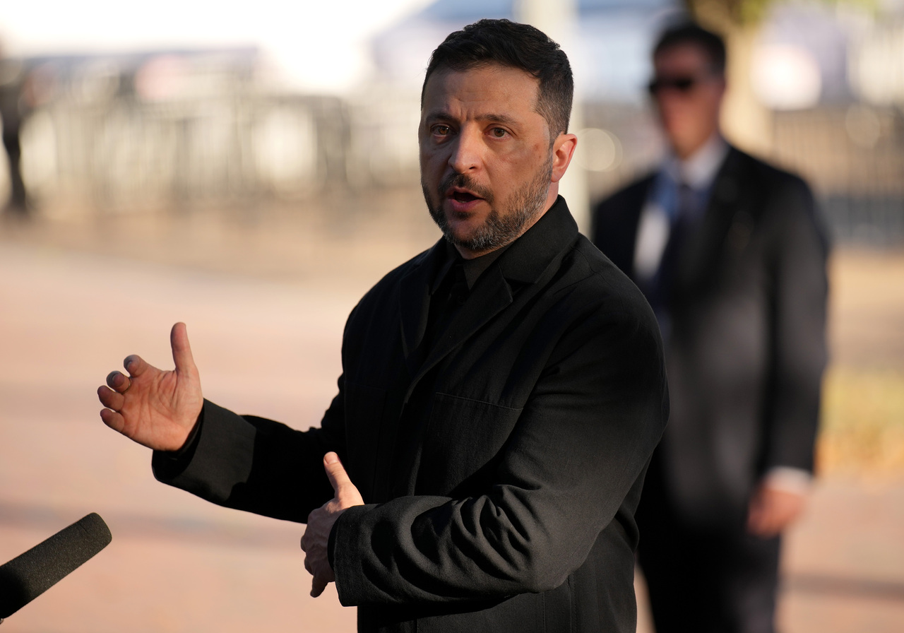 <p>Украинският президент Володимир Зеленски разговаря с американския президент Доналд Тръмп в Белия дом.</p>