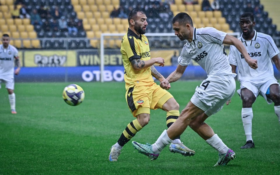 Вълнуваща битка: Два гола и два червени картона белязаха Ботев Пд - Славия