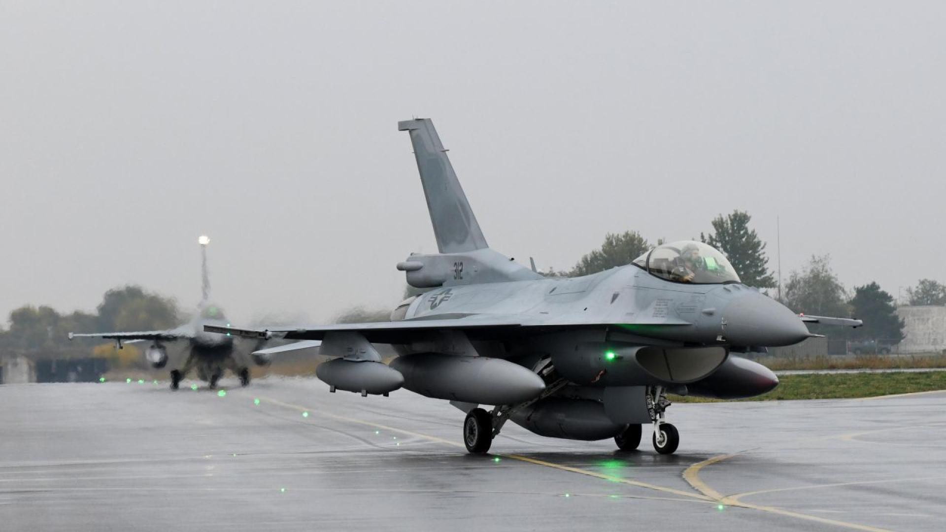 Още два български самолета F 16 Block 70 кацнаха в Трета