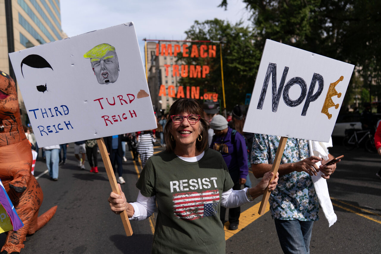 <p>В стотици градове в САЩ днес се проведоха демонстрации срещу президента Доналд Тръмп. Вторият национален протест под наслов "Без крале" се обяви срещу авторитарната политика на Тръмп, информира ДПА.</p>