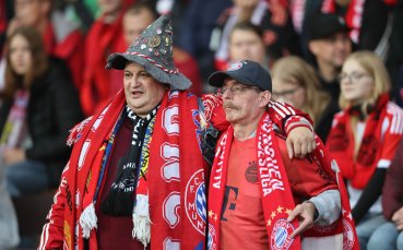 Феновете на Байерн протестираха по време на дербито с Борусия