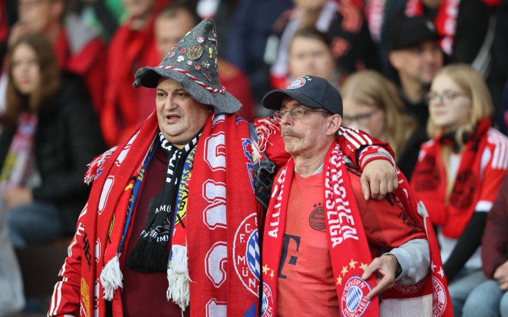 Феновете на Байерн протестираха по време на дербито с Борусия