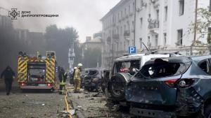 Пожарникари гасят пожар след атака с руски дронове по украинския