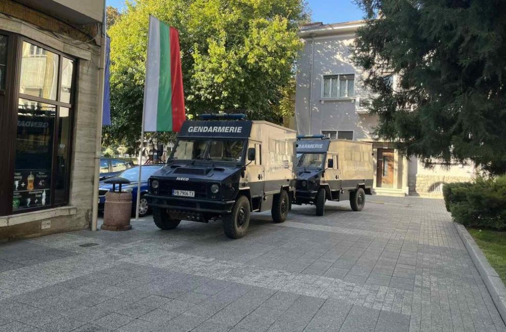 Сградата на Община Пловдив е под полицейска блокада.Пред входа на