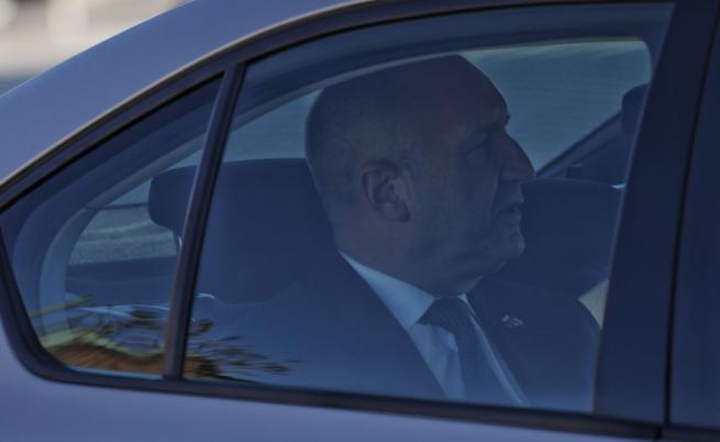Радев пристигна с личния си автомобил за срещата с президента на Унгария