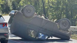 военен джип преобърна