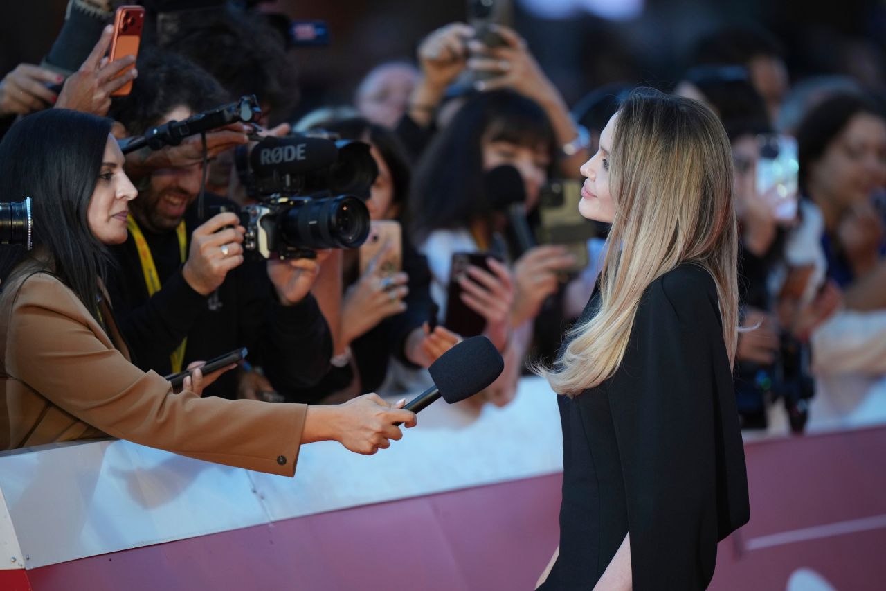 <p>Звездите присъстваха на премиерата на филма Couture в Рим.</p>